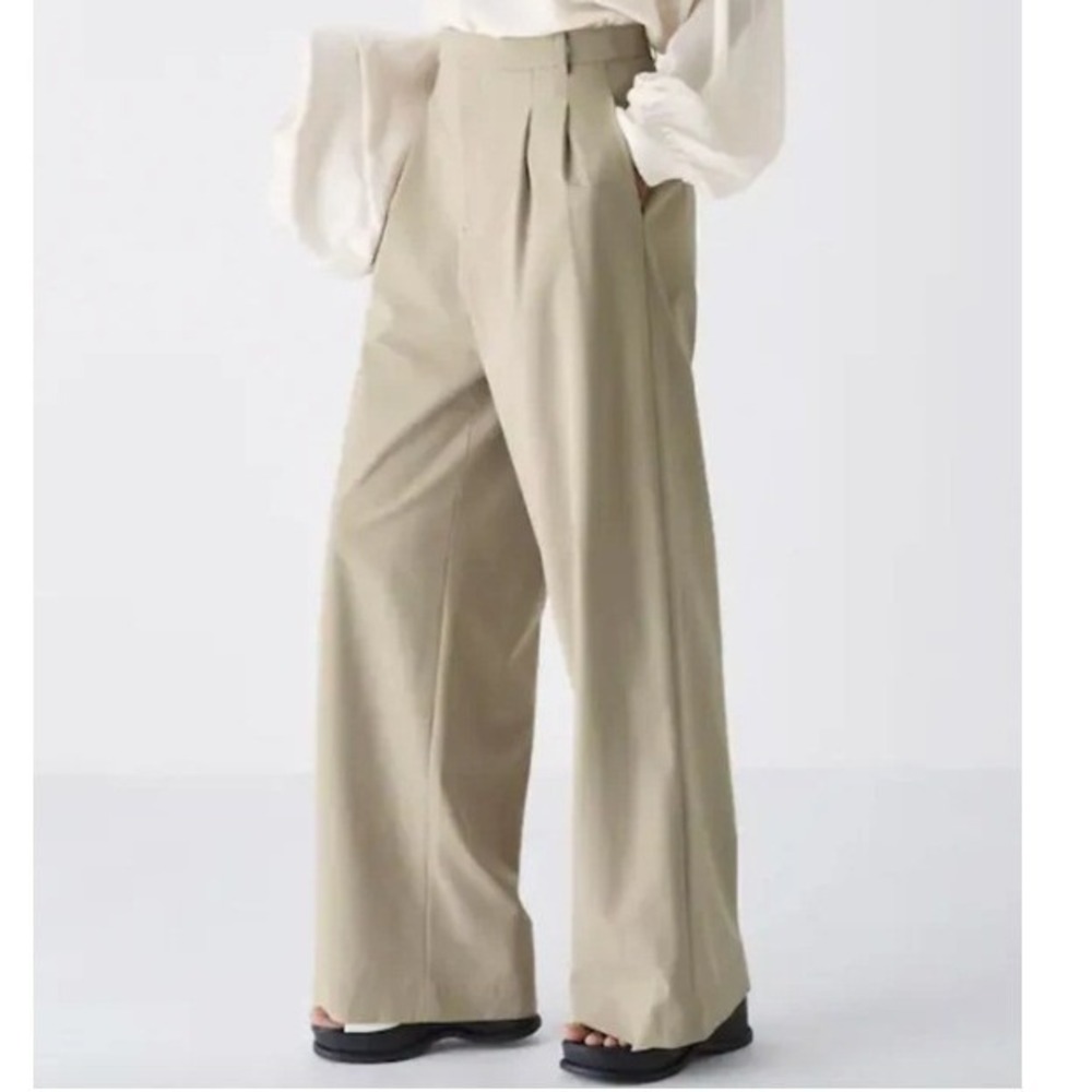 Uniqlo Women's Size XS 24-25 Pleated Wide Leg Straight Leg Trousers Khaki Beige